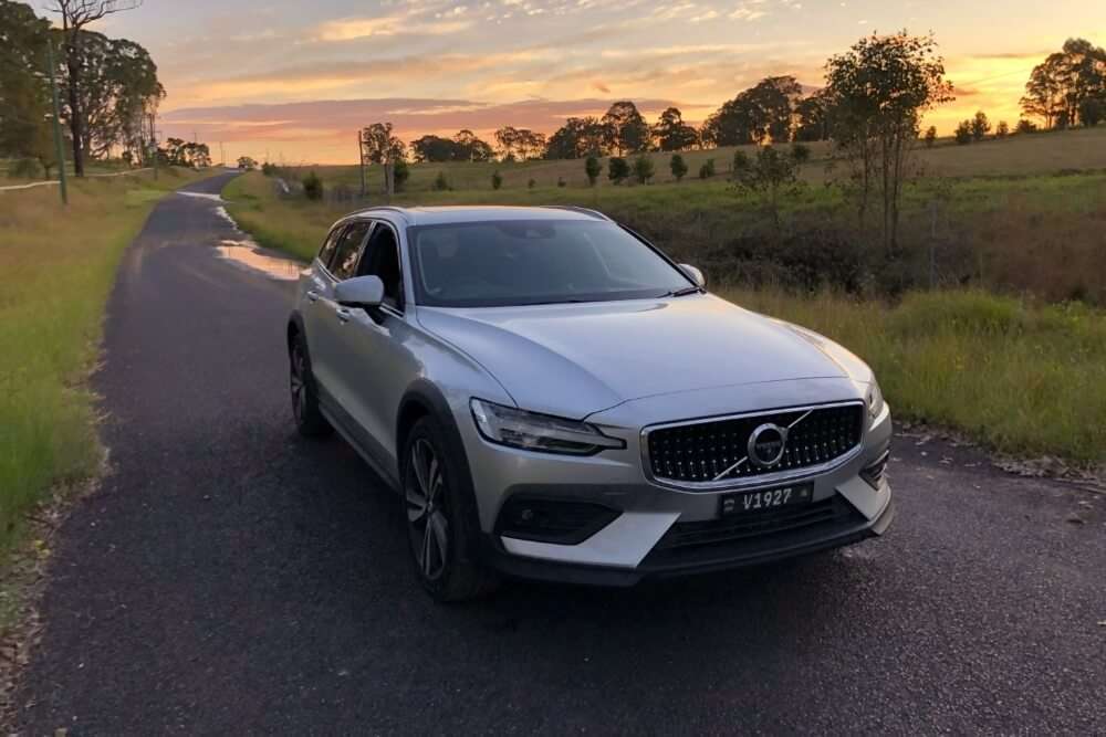 2022 Volvo V60 Cross Country Review image
